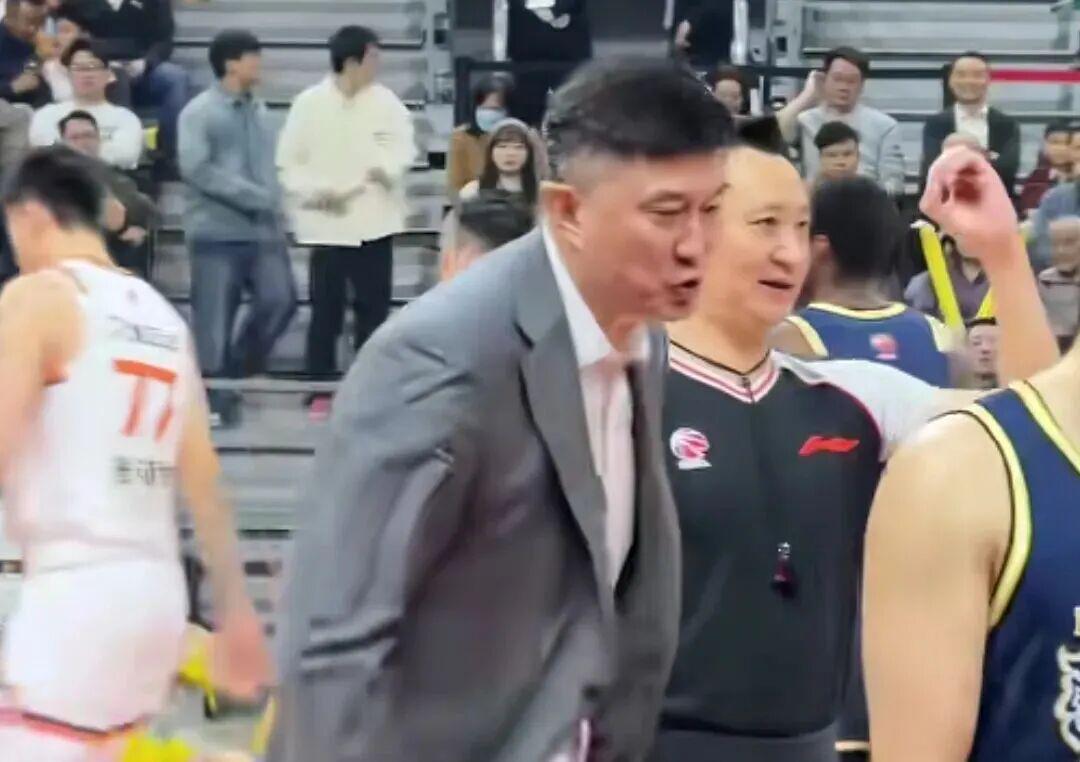 开云-CBA动态更新，带来广东男篮杜锋、杨鸣指导以及北控男篮张庆鹏指导最新消息