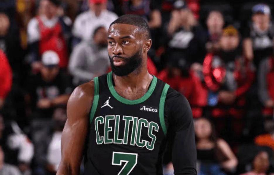 开云APP-NBA官方罚单：杰伦-布朗出局抨击该调查3名裁判 被罚款5万美元