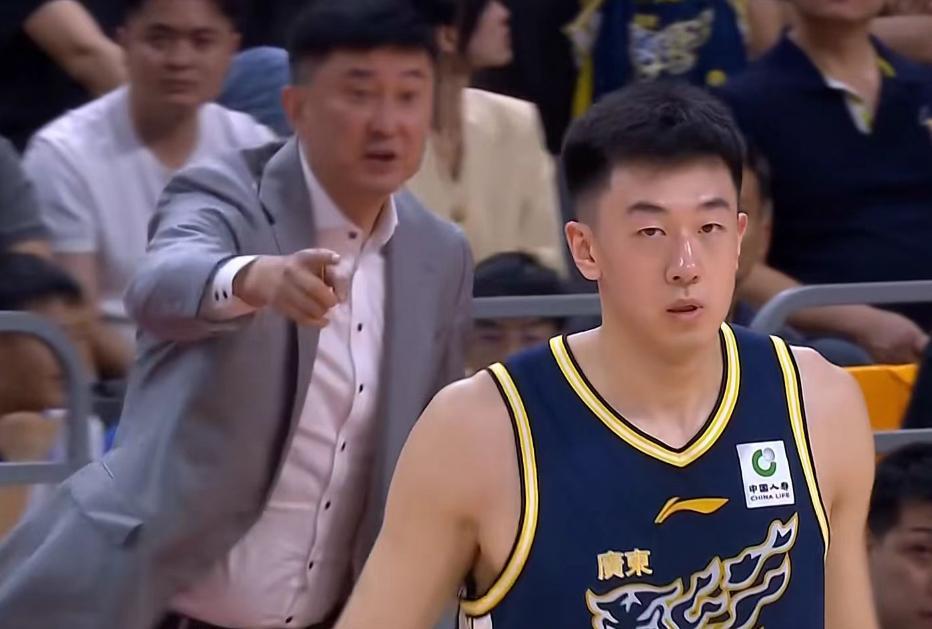 广东男篮33分大胜！奎因29+7+7杜润旺20分，王洪泽陈家政表现出色
